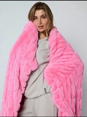 ✨🆕 NIB Comfrt  cotton candy pink  Large 60” X 80” Dreamer Blanket